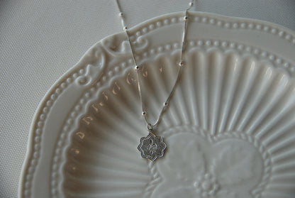 Collar Flor de Lis Estampada