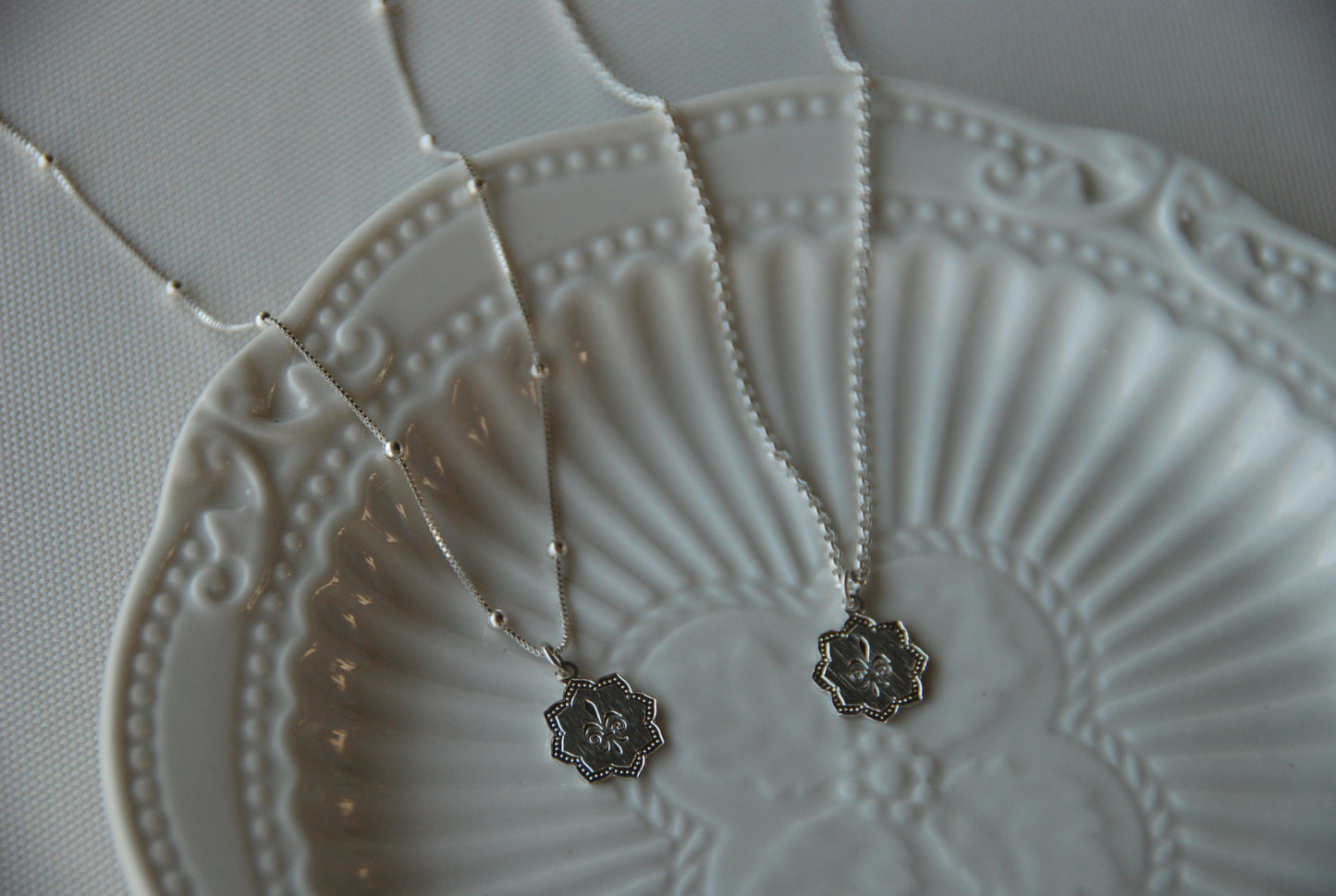 Collar Flor de Lis Estampada