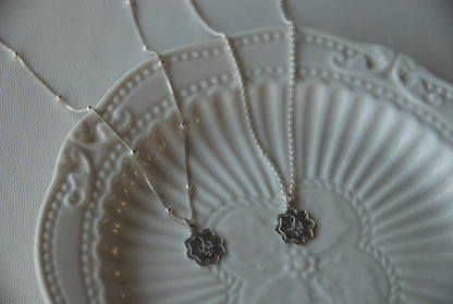 Collar Flor de Lis Estampada