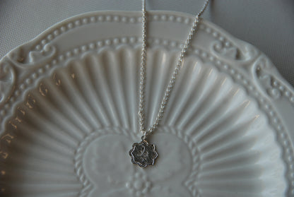 Collar Flor de Lis Estampada