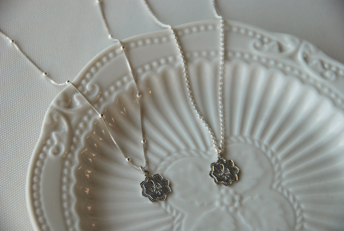 Collar Flor de Lis Estampada